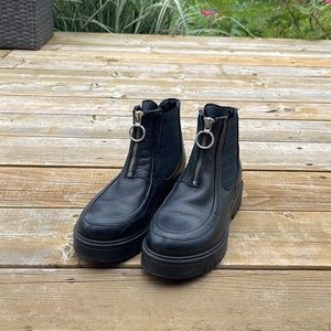 Simons Leather Chelsea Boot Front Zip Detail